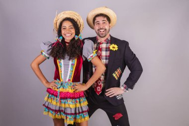 Brezilyalı bir çift, Haziran partisi kıyafetleri giyiyorlar. Arraial 'da So Joo adında bir arkadaş edinmişler. benimsenmiş