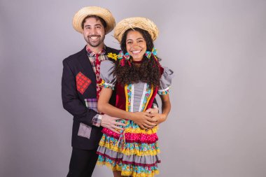 Brezilya 'lı bir çift, Festa Junina' dan giysiler giyiyor, So Joo adına arkadaşlık kuruyorlar, Arraial. Kol dolusu.