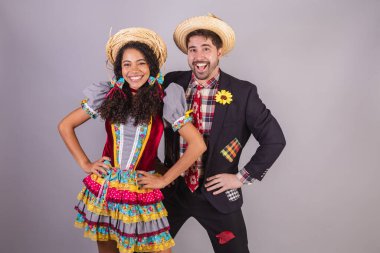 Brezilyalı bir çift, Haziran partisi kıyafetleri giyiyorlar. Arraial 'da So Joo adında bir arkadaş edinmişler. benimsenmiş