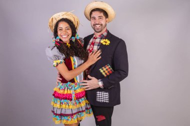 Brezilyalı bir çift, Haziran partisi kıyafetleri giyiyorlar. Arraial 'da So Joo adında bir arkadaş edinmişler. benimsenmiş