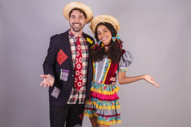 Brezilya 'lı bir çift, Festa Junina' dan giysiler giyiyor, So Joo adına arkadaşlık kuruyorlar, Arraial. Hoş geldiniz.