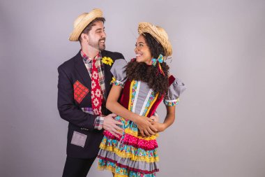 Brezilya 'lı bir çift, Festa Junina' dan giysiler giyiyor, So Joo adına arkadaşlık kuruyorlar, Arraial. Kol dolusu. 