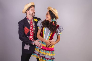 Brezilya 'lı bir çift, Festa Junina' dan giysiler giyiyor, So Joo adına arkadaşlık kuruyorlar, Arraial. Kol dolusu. 