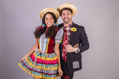 Brezilyalı bir çift, Haziran partisi kıyafetleri giyiyorlar. Arraial 'da So Joo adında bir arkadaş edinmişler. benimsenmiş 