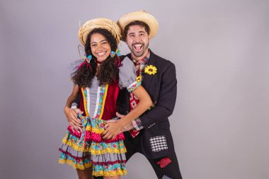 Brezilyalı bir çift, Haziran partisi kıyafetleri giyiyorlar. Arraial 'da So Joo adında bir arkadaş edinmişler. benimsenmiş