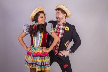 Brezilyalı bir çift, Haziran partisi kıyafetleri giyiyorlar. Arraial 'da So Joo adında bir arkadaş edinmişler. benimsenmiş. 