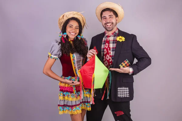 Brasilianska Par Klädda Junifestkläder Fraternisering Namnet Joo Arraial Hålla Festa — Stockfoto
