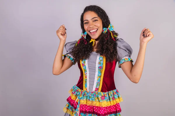 身穿六月派对服装的巴西黑人女性 以苏珠的名义进行友爱 庆祝活动 — 图库照片