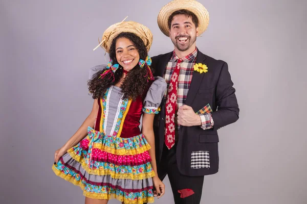 Brasilianska Par Klädda Junifestkläder Fraternisering Namnet Joo Arraial Omfamnas — Stockfoto