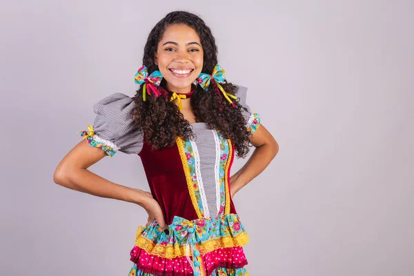 Svart Brasiliansk Kvinna Junifestkläder Fraternisering Namnet Joo Lägret Händer Midjan — Stockfoto