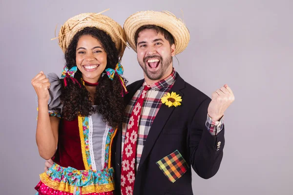 Brasilianska Par Klädda Junifestkläder Fraternisering Namnet Joo Arraial Närbild Foto — Stockfoto