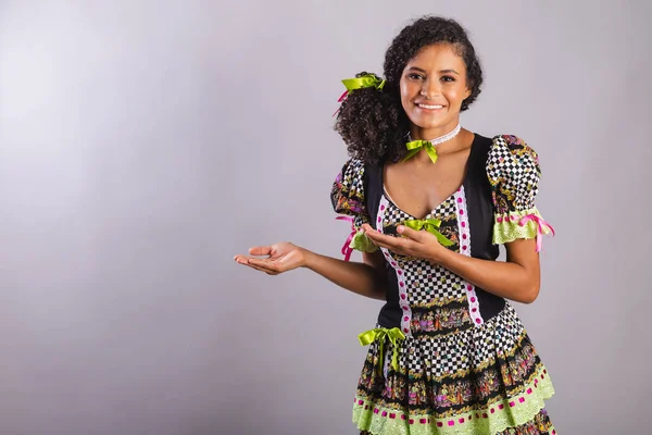 身穿迷幻服装的巴西黑人妇女 圣约翰联谊会 介绍产品或做广告 — 图库照片