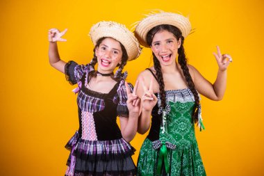 Kızlar, kız kardeşler, arkadaşlar, Brezilyalı, Haziran parti kıyafetleri, arraial, So Joo partisi. Yatay portre. 