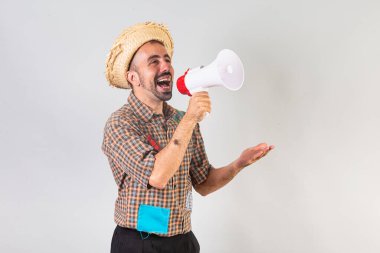 Dostum, Brezilyalı şenlik Junina kıyafetleri giyiyor. Arraial, Aziz John bayramı. Megafonla terfi diye bağırıyordu..