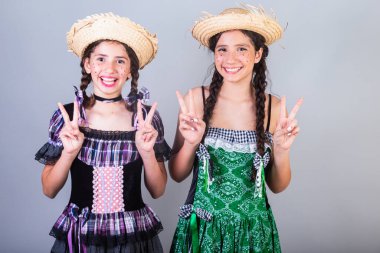 Kızlar, kız kardeşler, arkadaşlar, Brezilyalı, Haziran parti kıyafetleri, arraial, So Joo partisi. Yatay portre. 