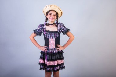 Brezilyalı kız, Festa Junina, Arraial, Festa de So Joo kıyafetleriyle. Yatay portre. 