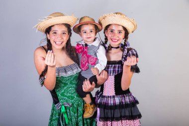 Kardeşler, aile, arkadaşlar. Brezilyalılar, Festa Junina 'nın kıyafetleriyle, arraial, festa de so joo. Yatay portre.