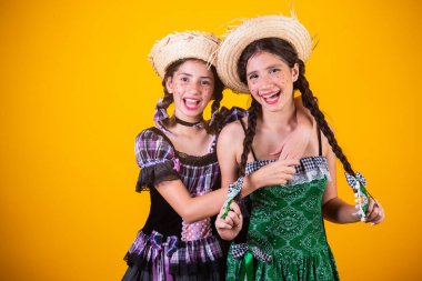 Kızlar, kız kardeşler, arkadaşlar, Brezilyalı, Haziran parti kıyafetleri, arraial, So Joo partisi. Yatay portre. 