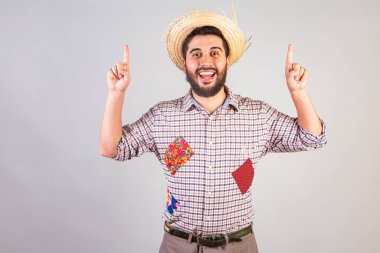 Brezilya 'lı bir adam şenlik Junina kıyafetleri giyiyor. Arraial, Aziz John bayramı. Ek olarak ürün veya reklam sunumu.