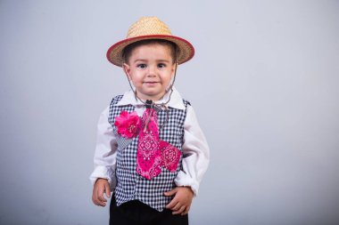 Tanrım, Brezilyalı bir çocuk, Festa Junina 'nın kıyafetleriyle, arraial, festa de so joo. Yatay portre.
