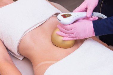 Bir kadının göbeğinin yakın plan fotoğrafı, estetik fotoğrafı, karnındaki prosedürler. Güzellik kliniği. Ultrason, inceltme. kilo kaybı.