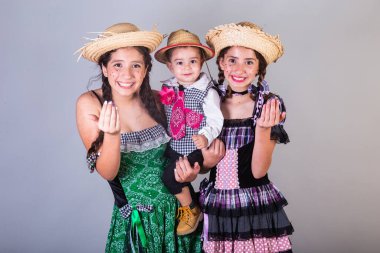 Kardeşler, aile, arkadaşlar. Brezilyalılar, Festa Junina 'nın kıyafetleriyle, arraial, festa de so joo. Yatay portre.