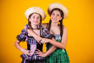 Kızlar, kız kardeşler, arkadaşlar, Brezilyalı, Haziran parti kıyafetleri, arraial, So Joo partisi. Yatay portre. 