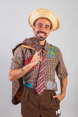 Brezilya 'lı erkek, şenlikli Junina giysileri giyiyor..