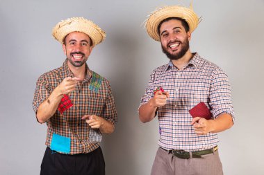 Erkekler, arkadaşlar, Brezilyalılar Festa Junina kıyafetleri giyiyorlar. Arraial, Aziz John bayramı. Parmakla göstererek.