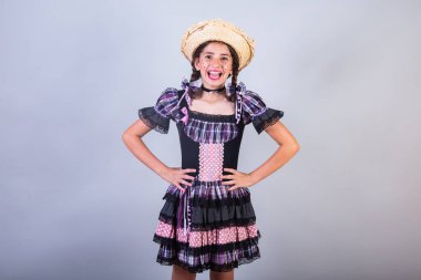 Brezilyalı kız, Festa Junina, Arraial, Festa de So Joo kıyafetleriyle. Yatay portre. 