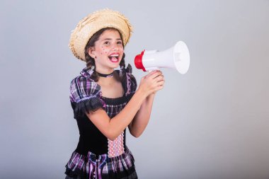 Brezilyalı kız, Festa Junina, Arraial, Festa de So Joo kıyafetleriyle. Yatay portre. 