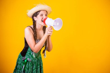 Brezilyalı kız, Festa Junina, Arraial, Festa de So Joo kıyafetleriyle. Yatay portre. 