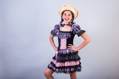 Brezilyalı kız, Festa Junina, Arraial, Festa de So Joo kıyafetleriyle. Yatay portre. 