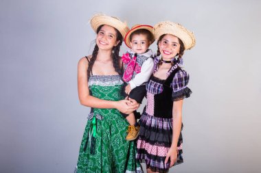 Kardeşler, aile, arkadaşlar. Brezilyalılar, Festa Junina 'nın kıyafetleriyle, arraial, festa de so joo. Yatay portre.