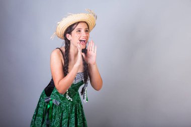 Brezilyalı kız, Festa Junina, Arraial, Festa de So Joo kıyafetleriyle. Yatay portre. 