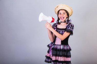 Brezilyalı kız, Festa Junina, Arraial, Festa de So Joo kıyafetleriyle. Yatay portre. 