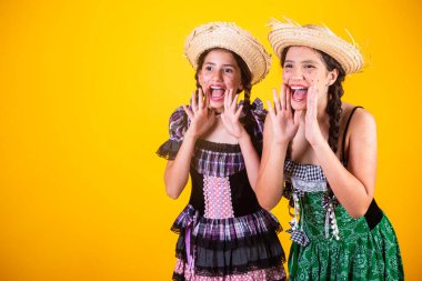 Kızlar, kız kardeşler, arkadaşlar, Brezilyalı, Haziran parti kıyafetleri, arraial, So Joo partisi. Yatay portre. 