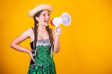 Brezilyalı kız, Festa Junina, Arraial, Festa de So Joo kıyafetleriyle. Yatay portre.  