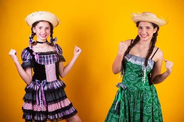 Chicas Hermanas Amigas Brasileñas Con Ropa Fiesta Junio Comparecencia Fiesta — Foto de Stock