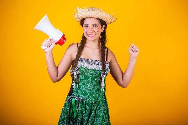 女の子 ブラジル フェスタJuninaから服を着て フェスタ ジョー 横の肖像画 メガホン 広告宣伝で — ストック写真