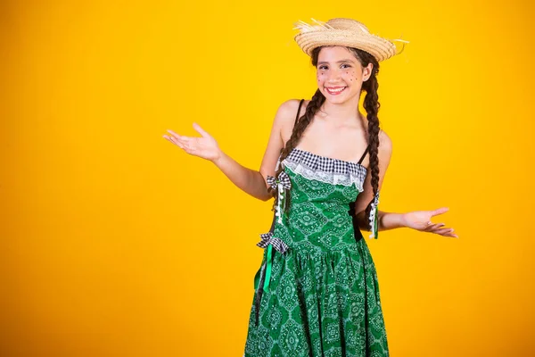 stock image Brazilian girl, with clothes from Festa Junina, Arraial, Festa de So Joao. Horizontal portrait.