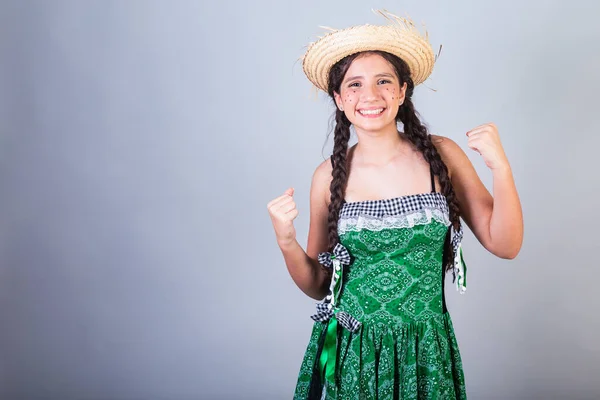 女の子 ブラジル フェスタJuninaから服を着て フェスタ ソジョアオ 横の肖像画 お祝い — ストック写真