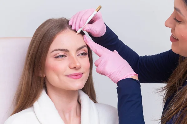 Frau Trägt Bademantel Schönheitsklinik Ästhetik Patient Kosmetische Eingriffe Botox Anwendung — Stockfoto