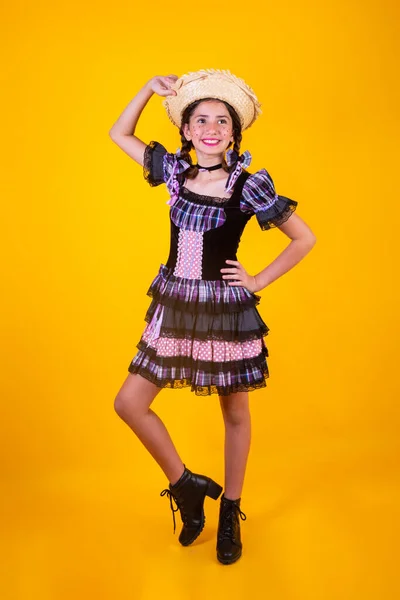ブラジルの女の子 フェスタJuninaから服を着て フェスタ ソジョアオ 縦の肖像 — ストック写真