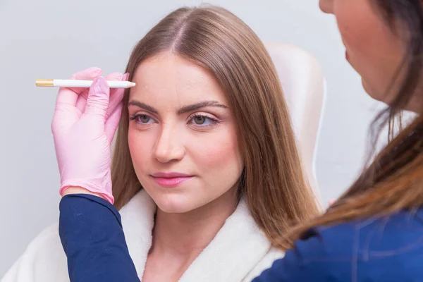 Frau Trägt Bademantel Schönheitsklinik Ästhetik Patient Kosmetische Eingriffe Botox Anwendung — Stockfoto