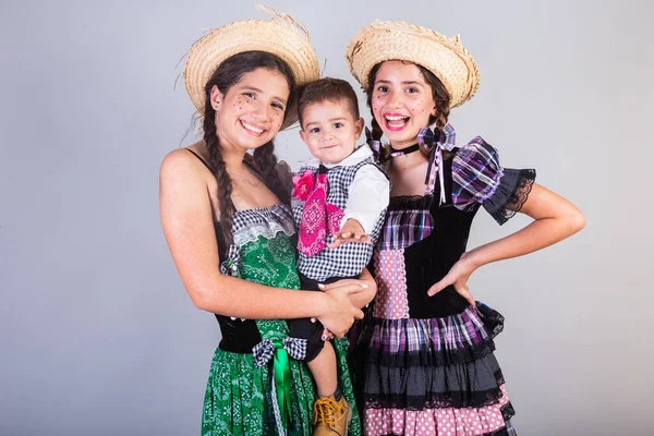 Kardeşler Aile Arkadaşlar Brezilyalılar Festa Junina Nın Kıyafetleriyle Arraial Festa — Stok fotoğraf