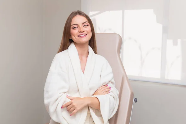 Frau Trägt Bademantel Schönheitsklinik Ästhetik Patient Kosmetische Eingriffe Wellness — Stockfoto