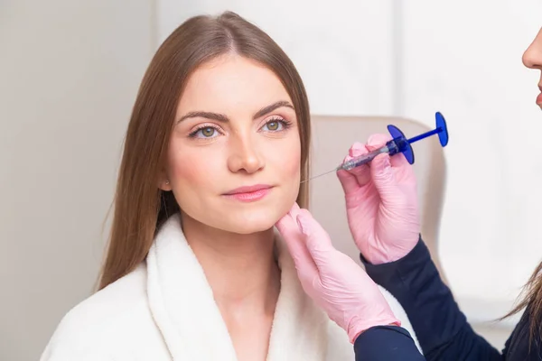 Clinica Estetica Aesthetic Professional Wearing Lab Coat Performing Hyaluronic Acid — Stock Photo, Image