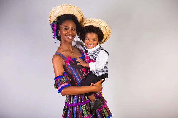 非洲母亲和儿子为六月派对穿上衣服 巴西的派对称为 嘉年华朱尼娜 以庆祝苏若 手挽着头发 微笑着张开双臂 — 图库照片