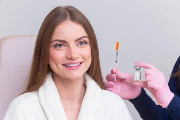 Kvinnan Bär Badrock Skönhetsklinik Estetik Patient Kosmetiska Ingrepp Botox Applicering — Stockfoto